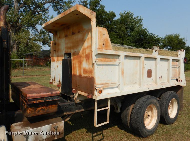 image for item DL0582 1990 Freightliner FLD120  dump truck