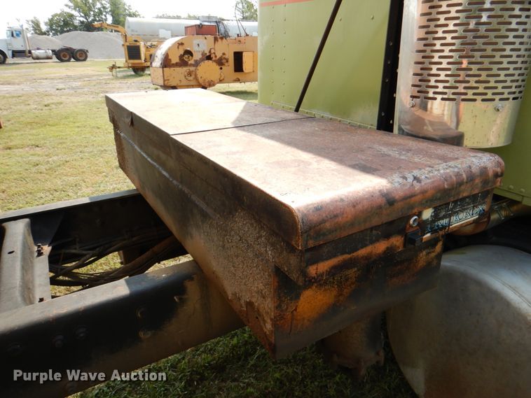 image for item DL0582 1990 Freightliner FLD120  dump truck