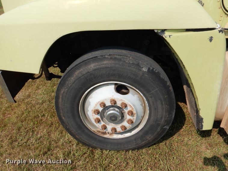 image for item DL0582 1990 Freightliner FLD120  dump truck