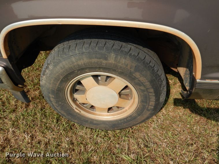 image for item DL0583 1997 Chevrolet Suburban  SUV