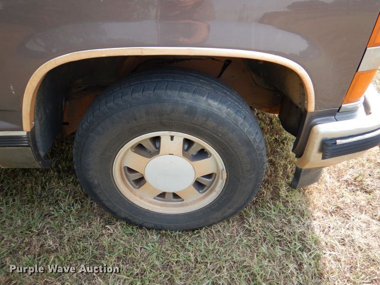 image for item DL0583 1997 Chevrolet Suburban  SUV