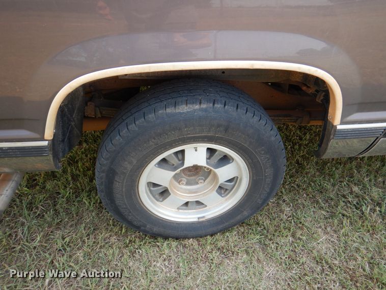 image for item DL0583 1997 Chevrolet Suburban  SUV