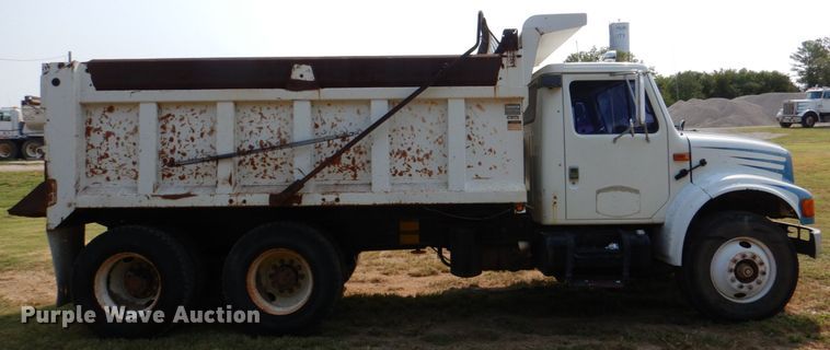 image for item DL0589 2002 International 4900  dump truck
