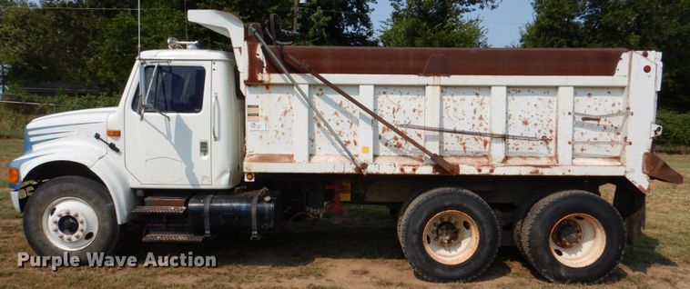 image for item DL0589 2002 International 4900  dump truck