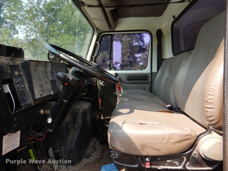 image for item DL0589 2002 International 4900  dump truck