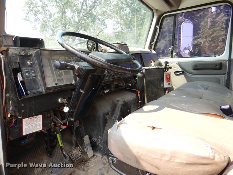 image for item DL0589 2002 International 4900  dump truck