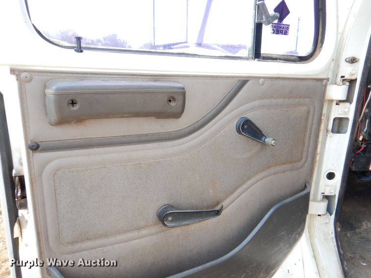 image for item DL0589 2002 International 4900  dump truck