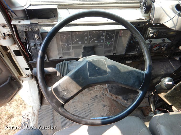 image for item DL0589 2002 International 4900  dump truck