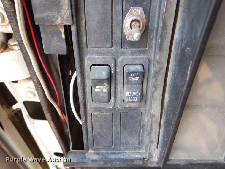 image for item DL0589 2002 International 4900  dump truck