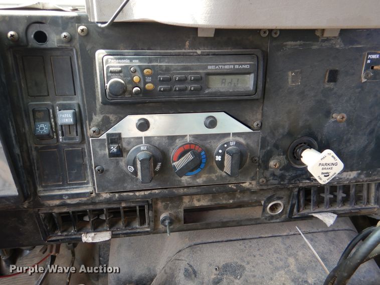 image for item DL0589 2002 International 4900  dump truck