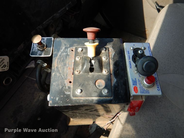 image for item DL0589 2002 International 4900  dump truck