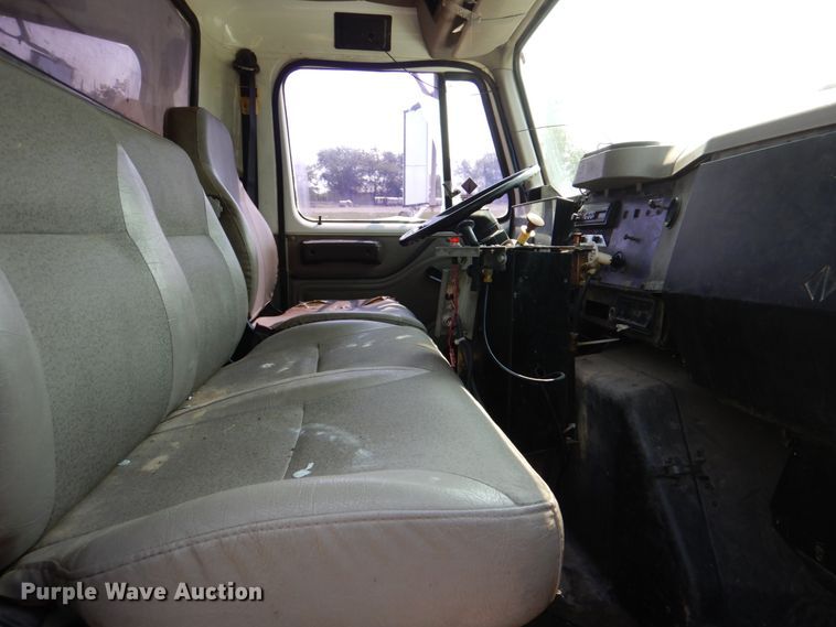 image for item DL0589 2002 International 4900  dump truck