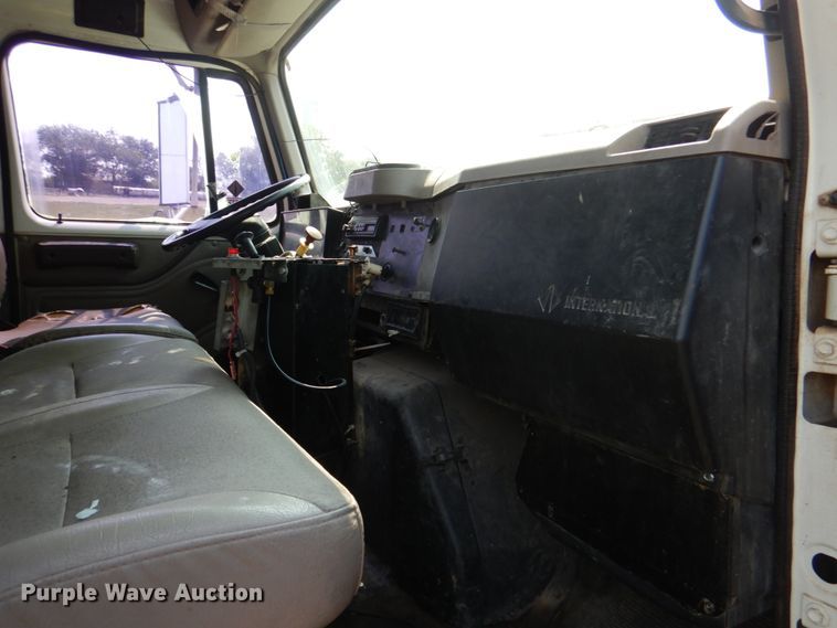 image for item DL0589 2002 International 4900  dump truck