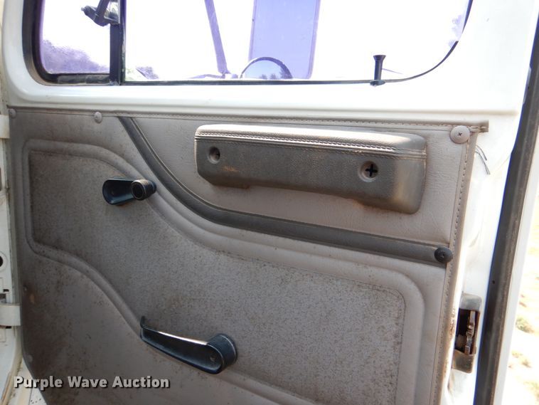 image for item DL0589 2002 International 4900  dump truck