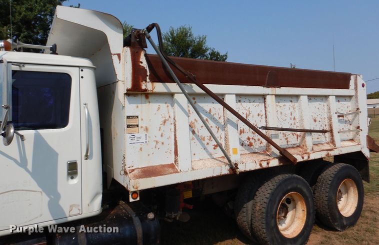 image for item DL0589 2002 International 4900  dump truck