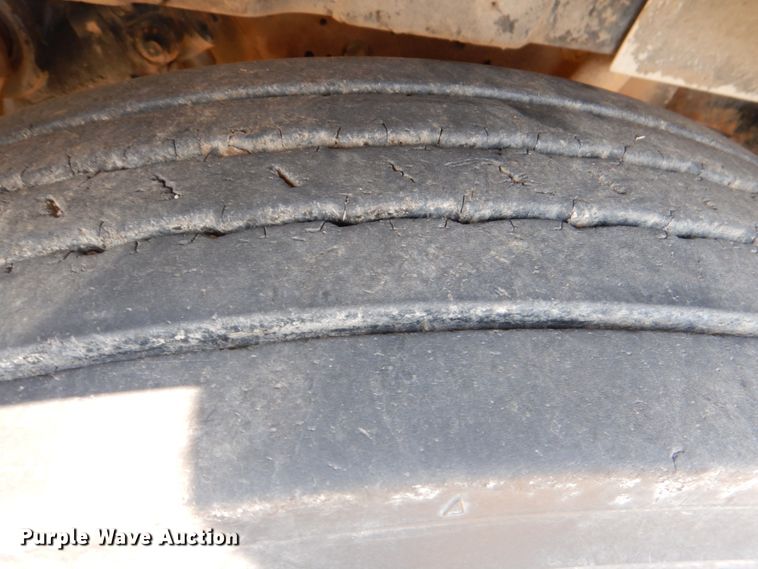 image for item DL0589 2002 International 4900  dump truck