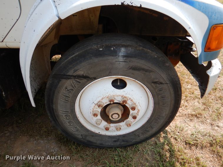 image for item DL0589 2002 International 4900  dump truck