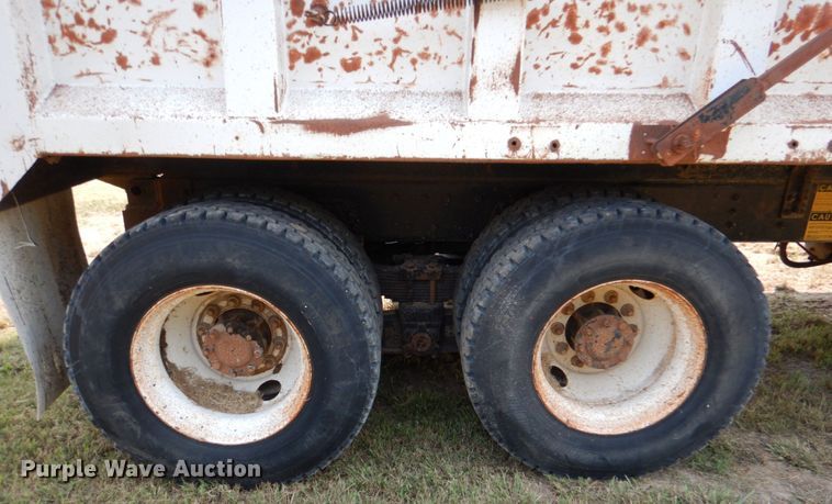 image for item DL0589 2002 International 4900  dump truck