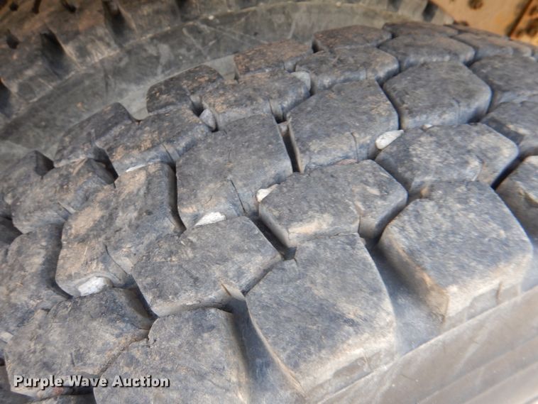 image for item DL0589 2002 International 4900  dump truck