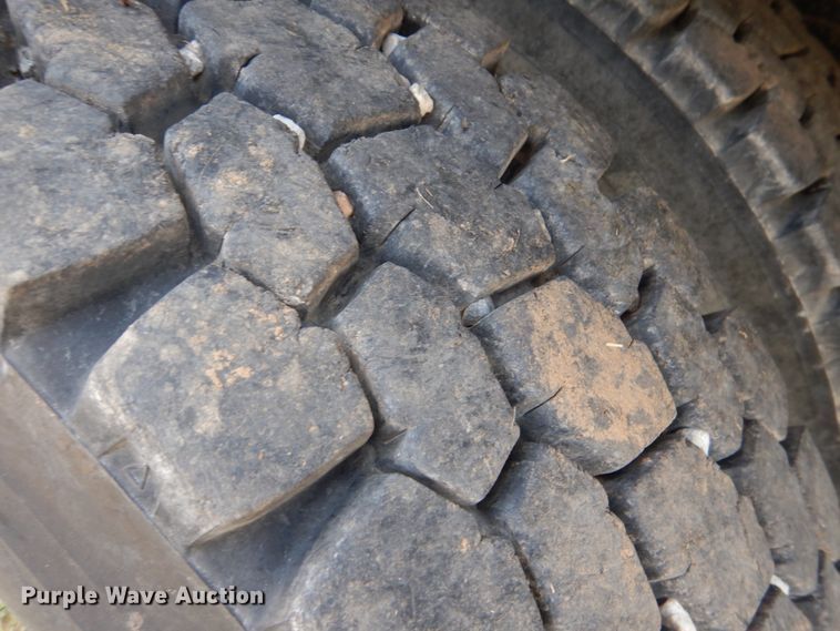 image for item DL0589 2002 International 4900  dump truck