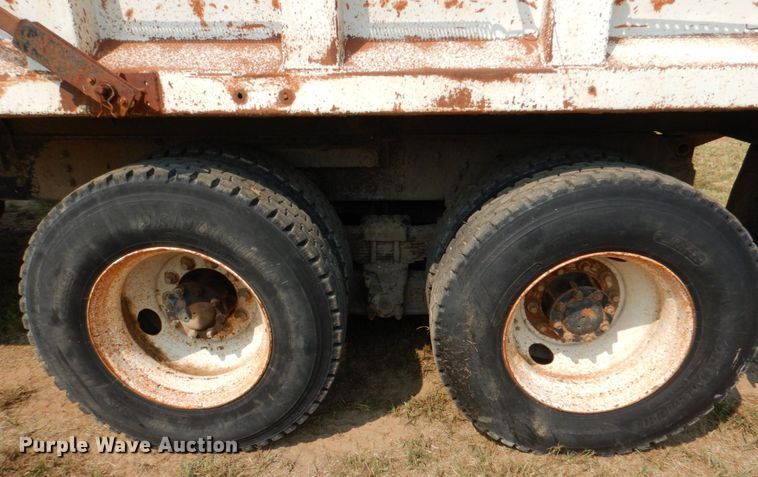 image for item DL0589 2002 International 4900  dump truck