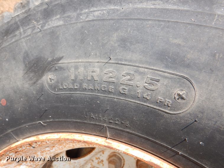 image for item DL0589 2002 International 4900  dump truck