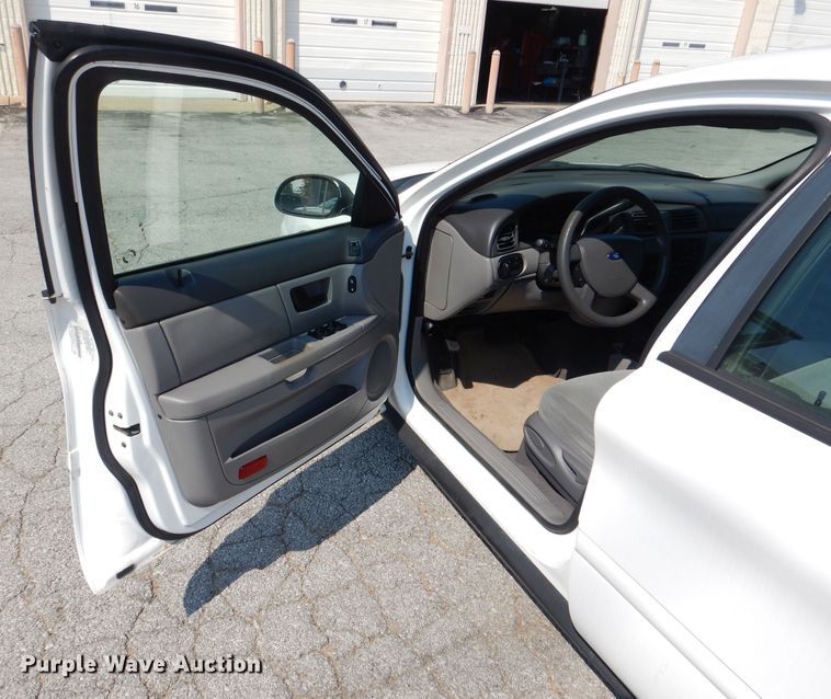 image for item DL3079 2004 Ford Taurus SE