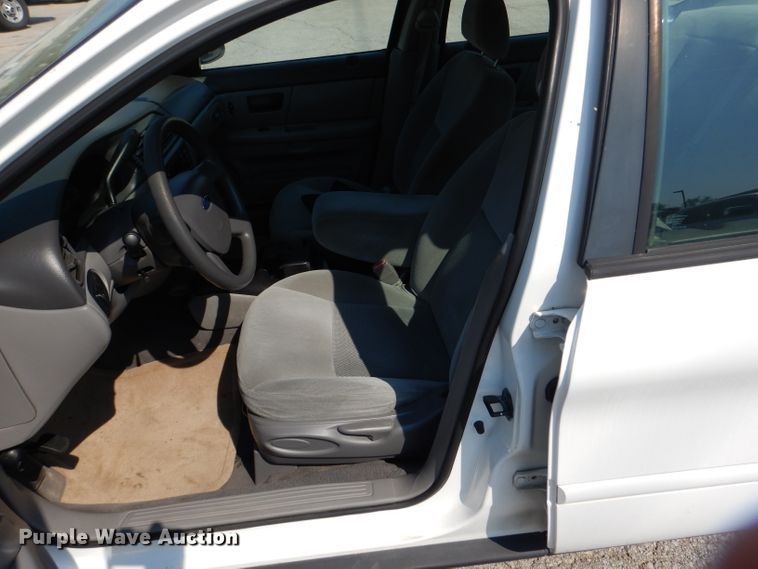 image for item DL3079 2004 Ford Taurus SE