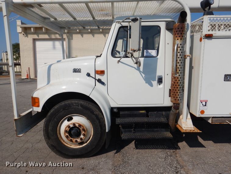 image for item DL3081 2002 International 4900  bucket truck