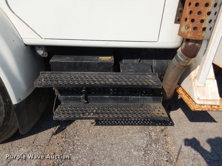 image for item DL3081 2002 International 4900  bucket truck