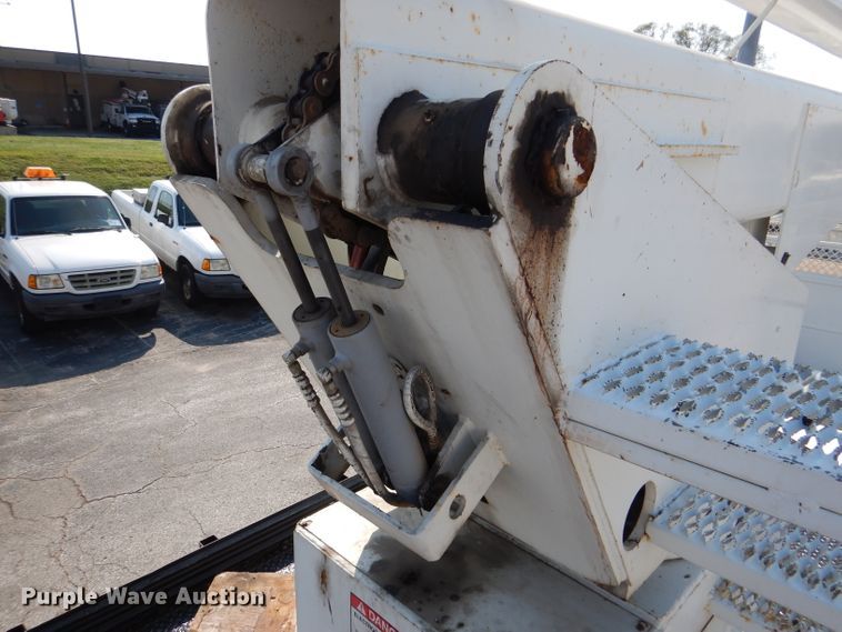 image for item DL3081 2002 International 4900  bucket truck
