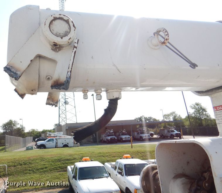 image for item DL3081 2002 International 4900  bucket truck