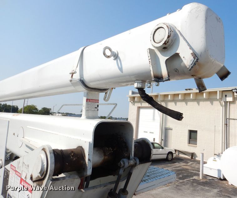 image for item DL3081 2002 International 4900  bucket truck