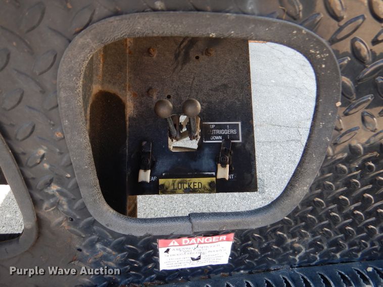 image for item DL3081 2002 International 4900  bucket truck