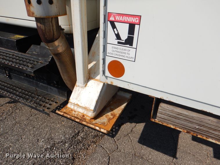 image for item DL3081 2002 International 4900  bucket truck