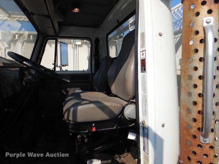 image for item DL3081 2002 International 4900  bucket truck