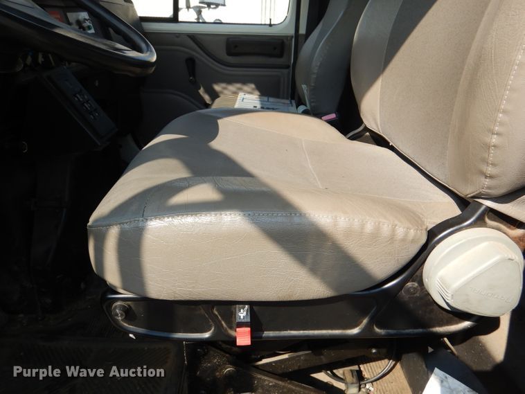 image for item DL3081 2002 International 4900  bucket truck