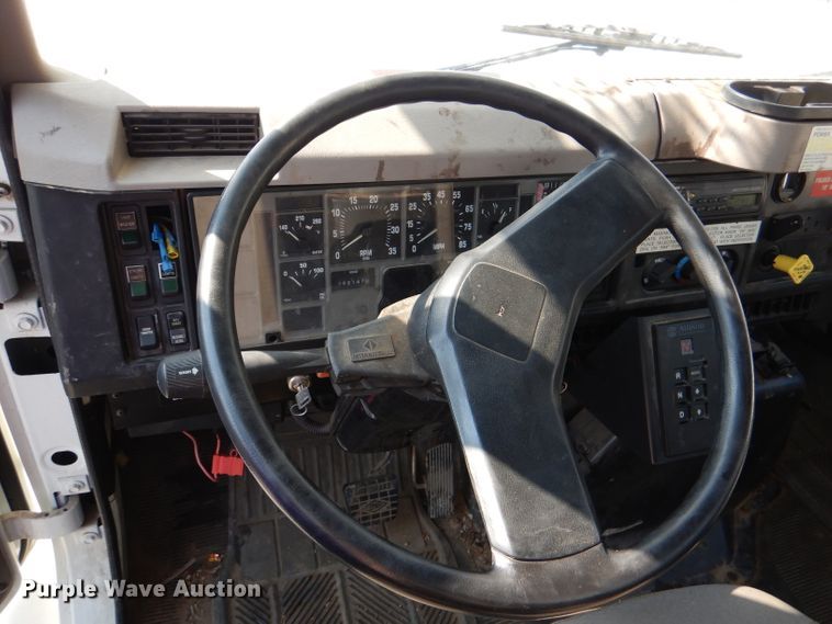 image for item DL3081 2002 International 4900  bucket truck