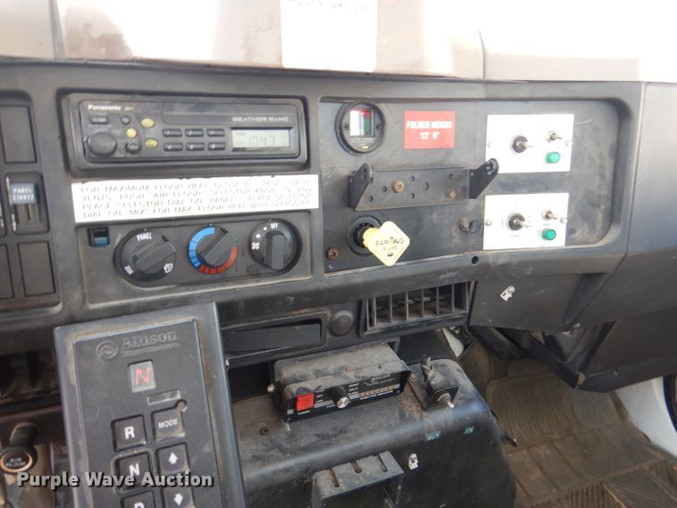 image for item DL3081 2002 International 4900  bucket truck