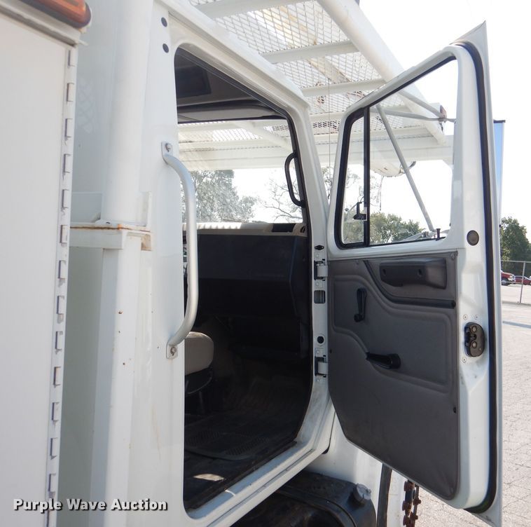 image for item DL3081 2002 International 4900  bucket truck