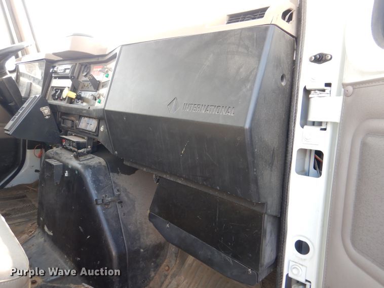 image for item DL3081 2002 International 4900  bucket truck