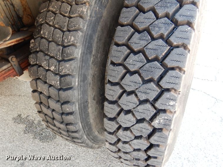 image for item DL3081 2002 International 4900  bucket truck