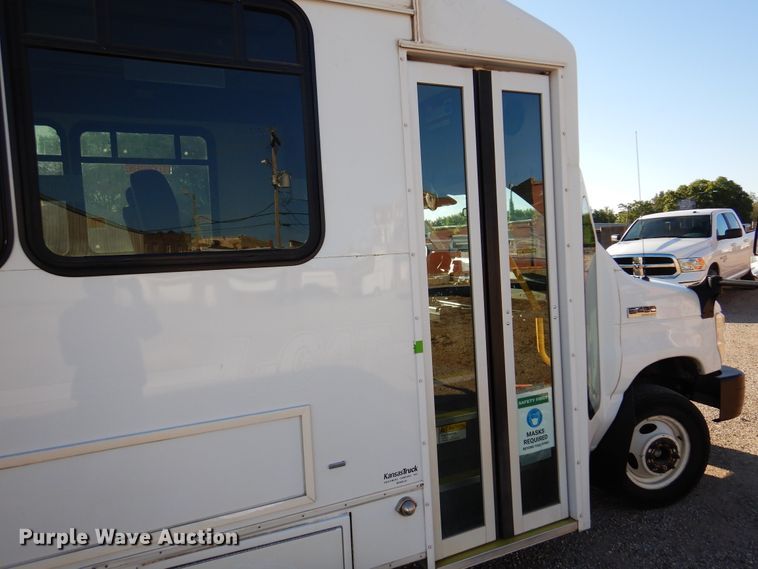 image for item DM5111 2014 Ford Econoline E450  shuttle bus
