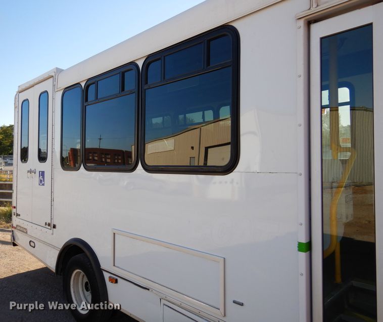 image for item DM5111 2014 Ford Econoline E450  shuttle bus