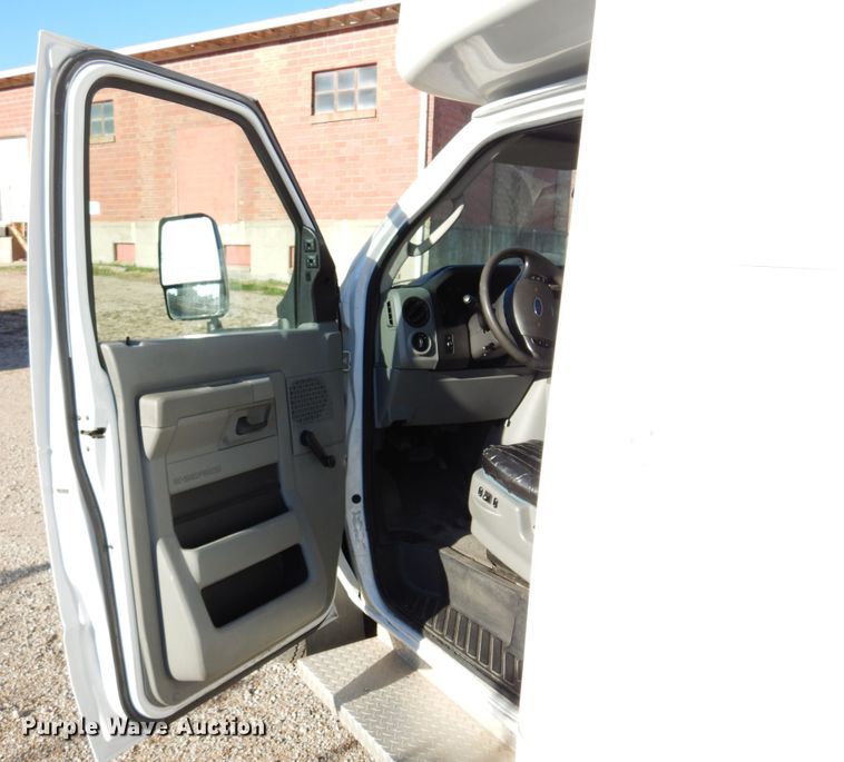 image for item DM5111 2014 Ford Econoline E450  shuttle bus
