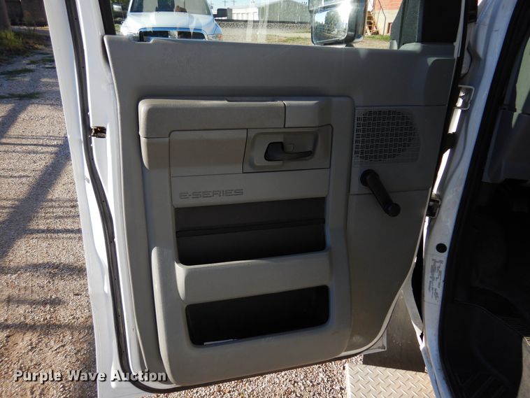 image for item DM5111 2014 Ford Econoline E450  shuttle bus