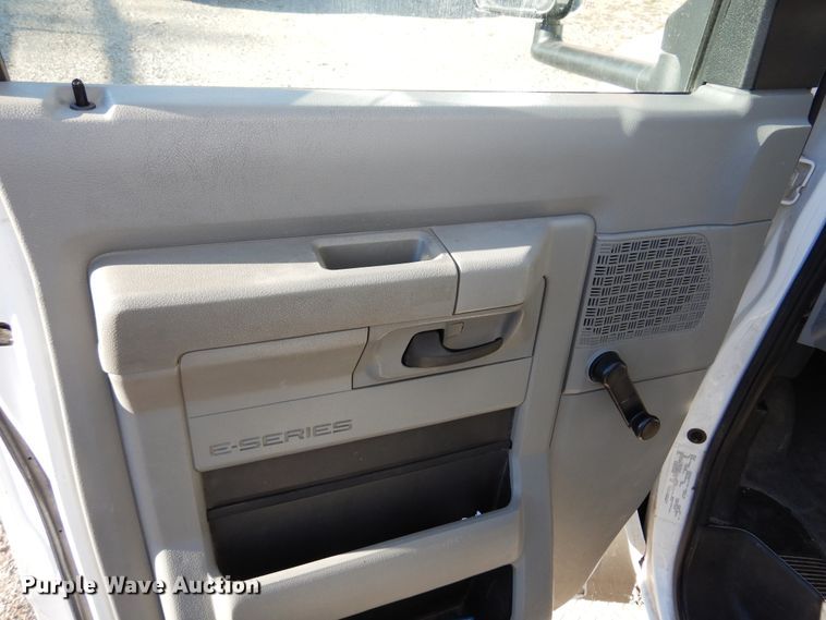 image for item DM5111 2014 Ford Econoline E450  shuttle bus