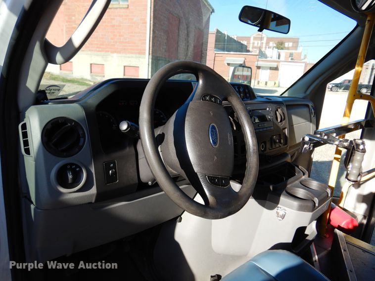 image for item DM5111 2014 Ford Econoline E450  shuttle bus