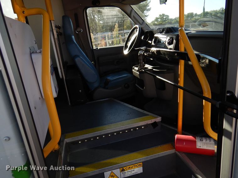 image for item DM5111 2014 Ford Econoline E450  shuttle bus