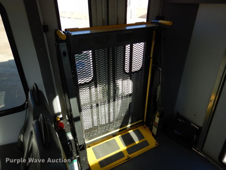 image for item DM5111 2014 Ford Econoline E450  shuttle bus